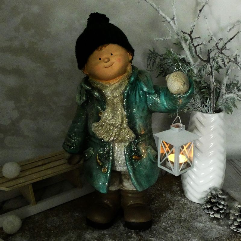 Vánoční figurka dítěte- velký kluk v zeleném kabátku s lucernou, 48 cm