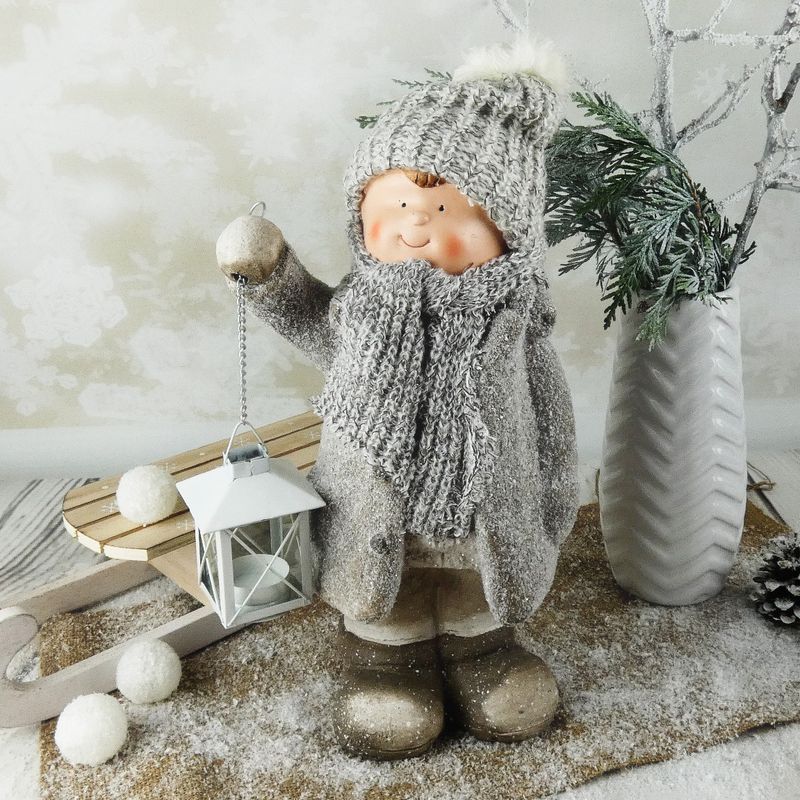 Vánoční figurka dítěte- velký kluk v hnědém zasněženém kabátku s lucernou, 42 cm