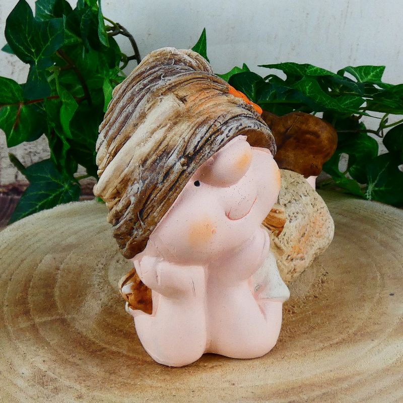 Figurka- ležící holka s čepicí, 17 cm