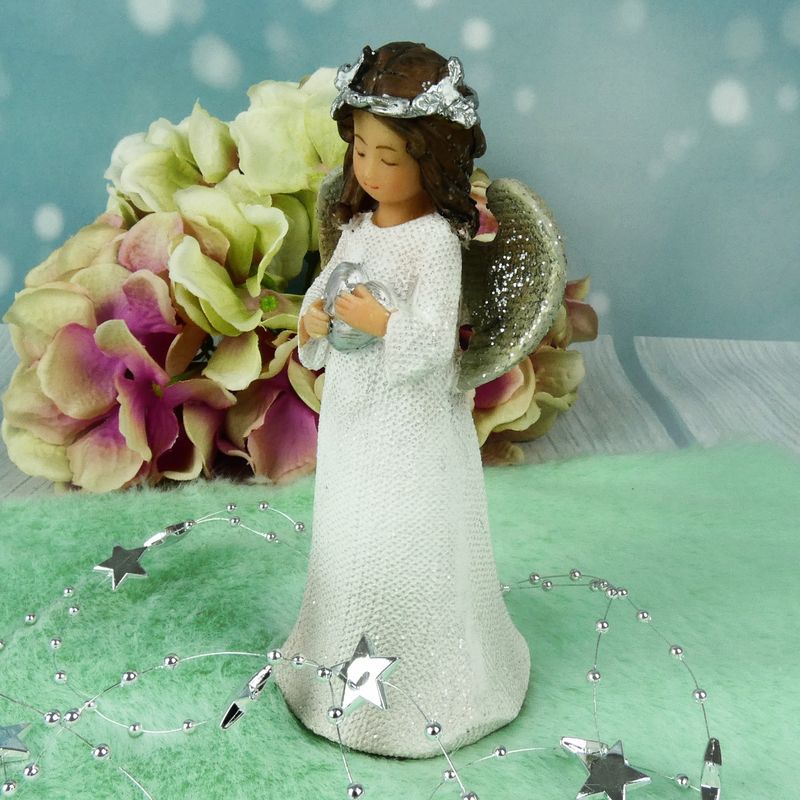 Andílek s věnečkem držící srdíčko- figurka 14 cm