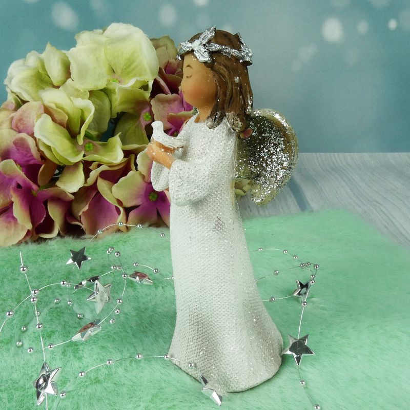 Andílek s věnečkem držící holubičku- figurka 14 cm