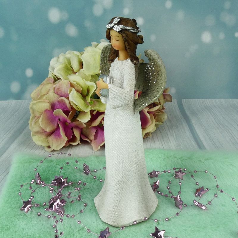 Anděl s věnečkem držící srdíčko- figurka 19 cm