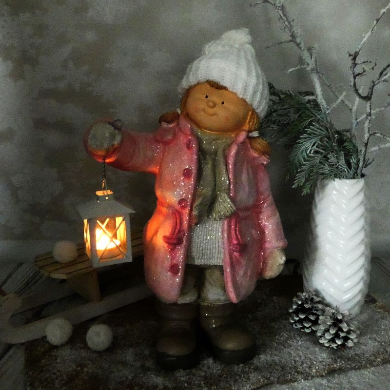Vánoční figurka dítěte- velká holka v růžovém kabátku s lucernou, 48 cm