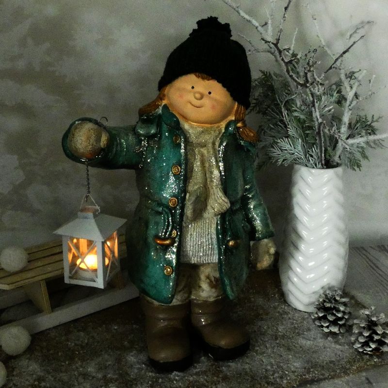 Vánoční figurka dítěte- velká holka v zeleném kabátku s lucernou, 48 cm