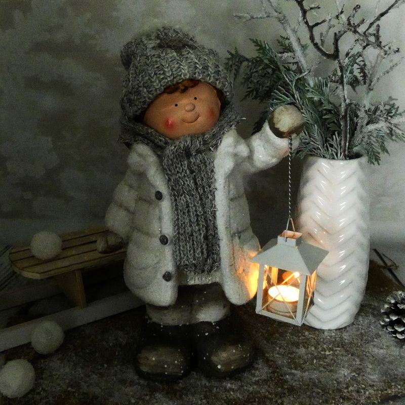 Vánoční figurka dítěte- velká holka v bílém zasněženém kabátku s lucernou, 42 cm