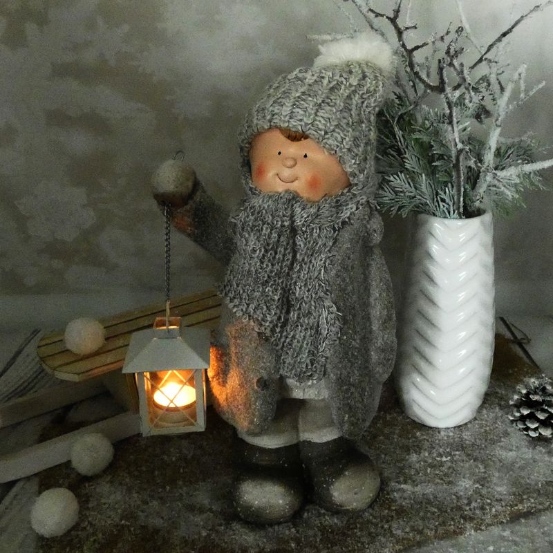 Vánoční figurka dítěte- velký kluk v hnědém zasněženém kabátku s lucernou, 42 cm