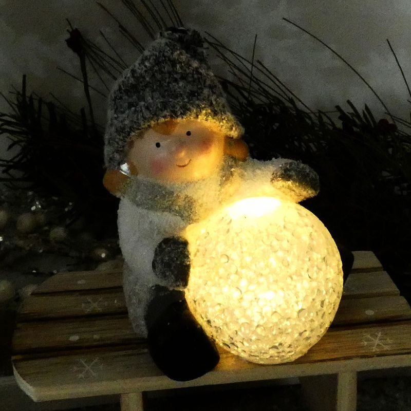 Dekorační postavička zimního dítěte- sedící holka s LED koulí, 12 cm