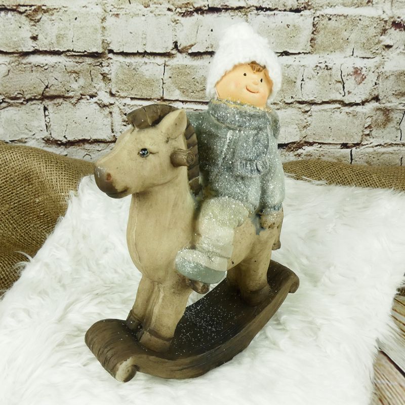 Zimní figurka- chlapeček na houpacím koni, 23 cm