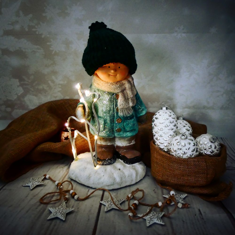 Zimní figurka dítěte- chlapeček v zeleném kabátku s LED sobem, 39 cm
