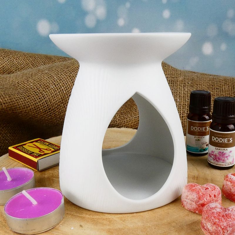 Bílá porcelánová aromalampa s matnou glazurou a vroubkovaným povrchem- 12 cm