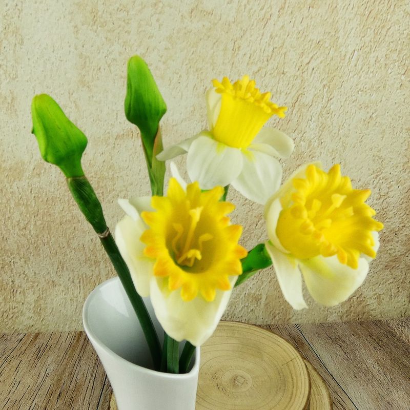Umělé latexové narcisy žluto- bílé- svazek 5 ks (3 květy a 2 poupata)