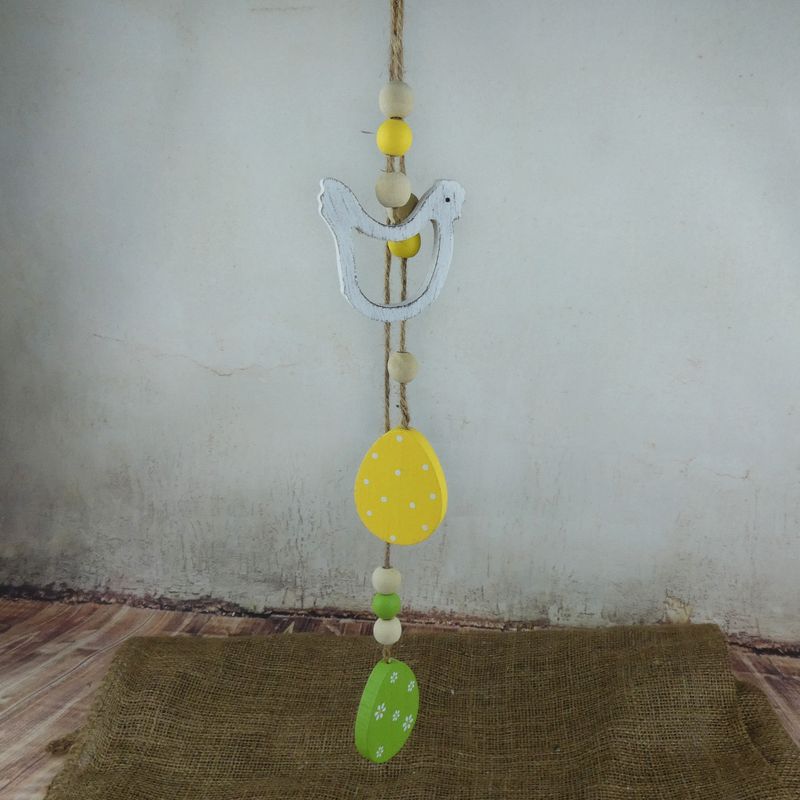Dřevěná jarní závěsná dekorace slepička s vajíčky- délka 52 cm