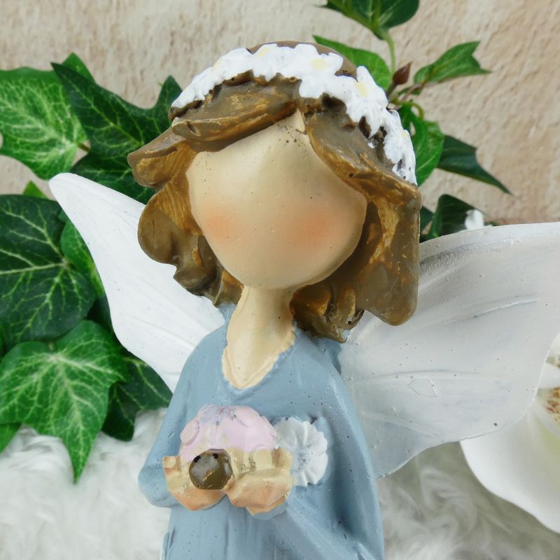 Klečící víla v modrých šatech držící berušku- 13 cm