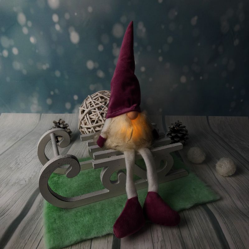 Vánoční skřítek s fialovou čepicí a dlouhýma nohama s LED světlem- 38 cm