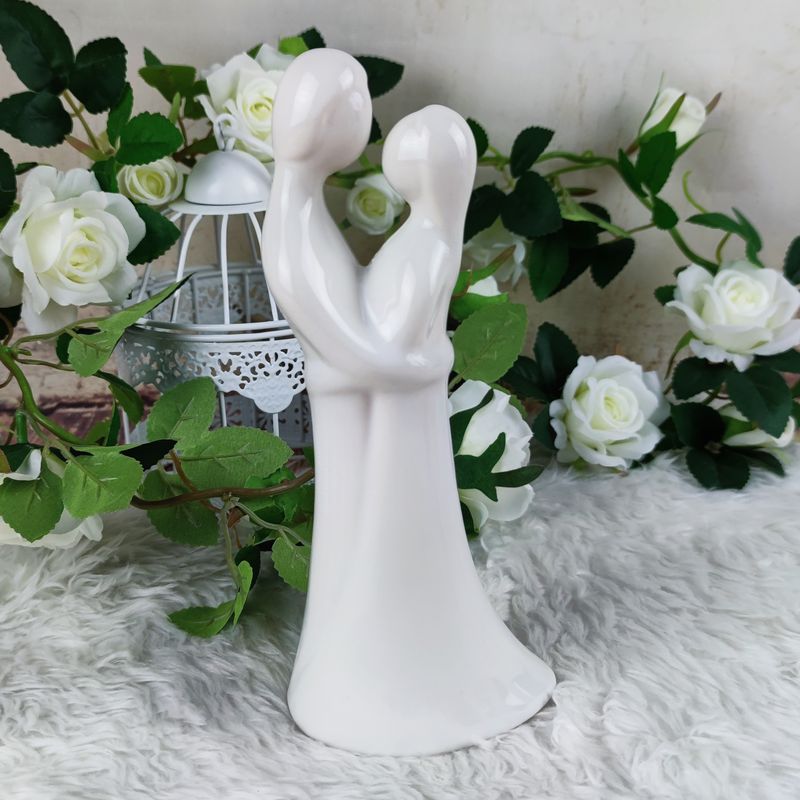 Porcelánová bílá soška- zamilovaná dvojice, 21 cm