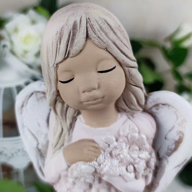 Béžový sádrový anděl Malgosia s květinami- 26 cm