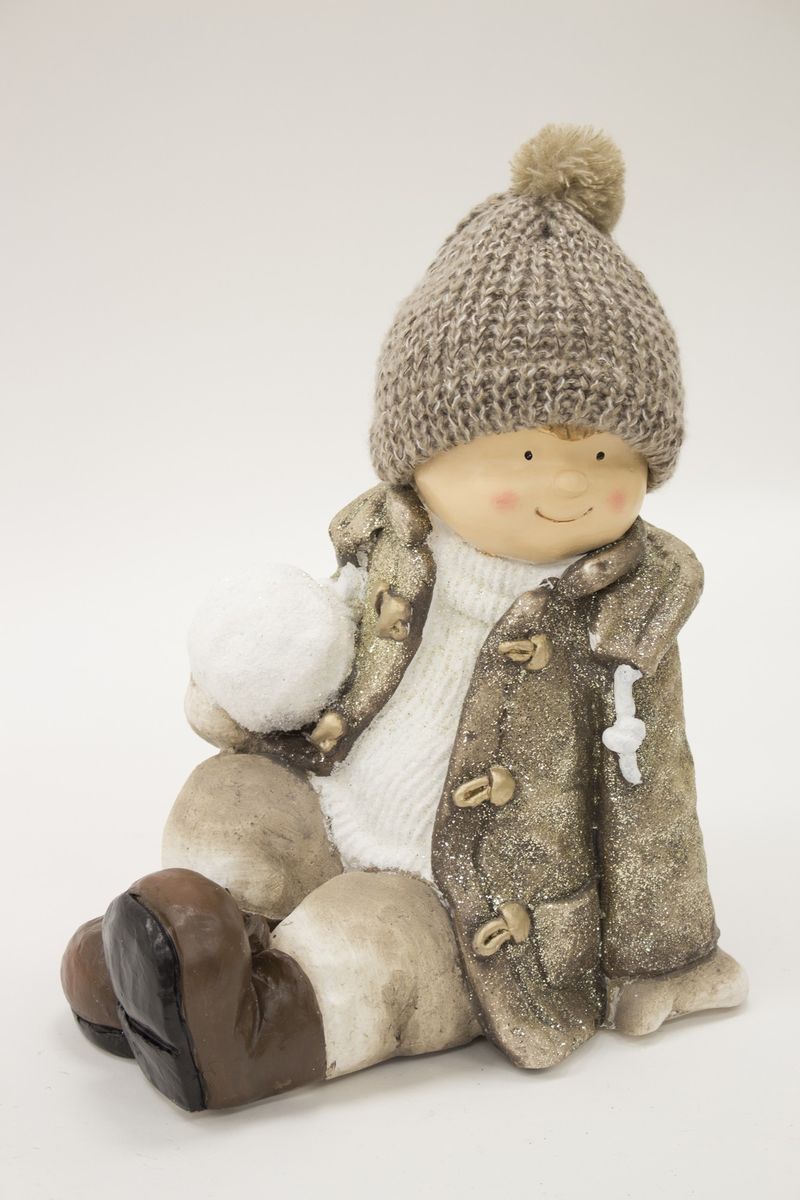 Figurka zimního dítěte- sedící kluk se sněhovou koulí, 39 cm