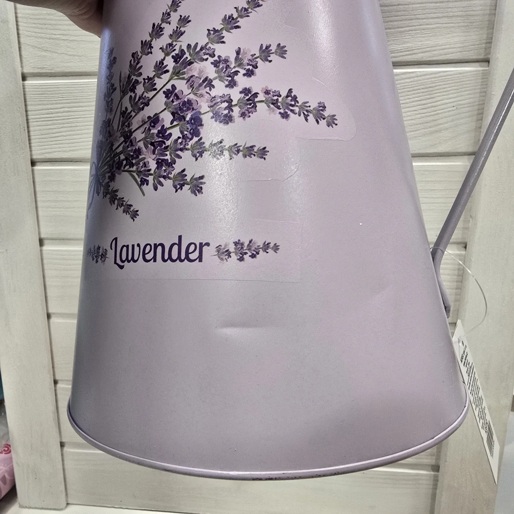 Fialový plechový dekorační džbánek s motivem levandule- 22 cm II. JAKOST