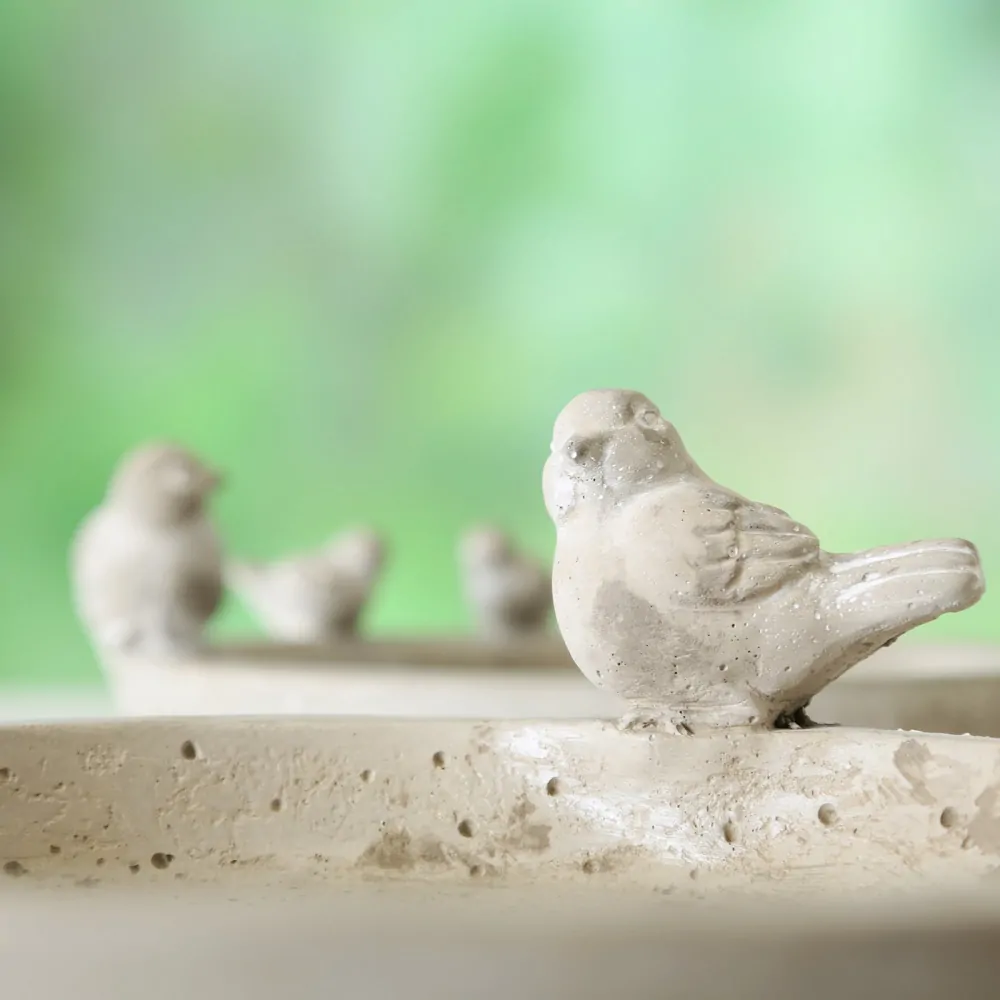 Kulaté betonové pítko pro ptáčky- tři ptáčci, strukturovaný povrch, 25 cm