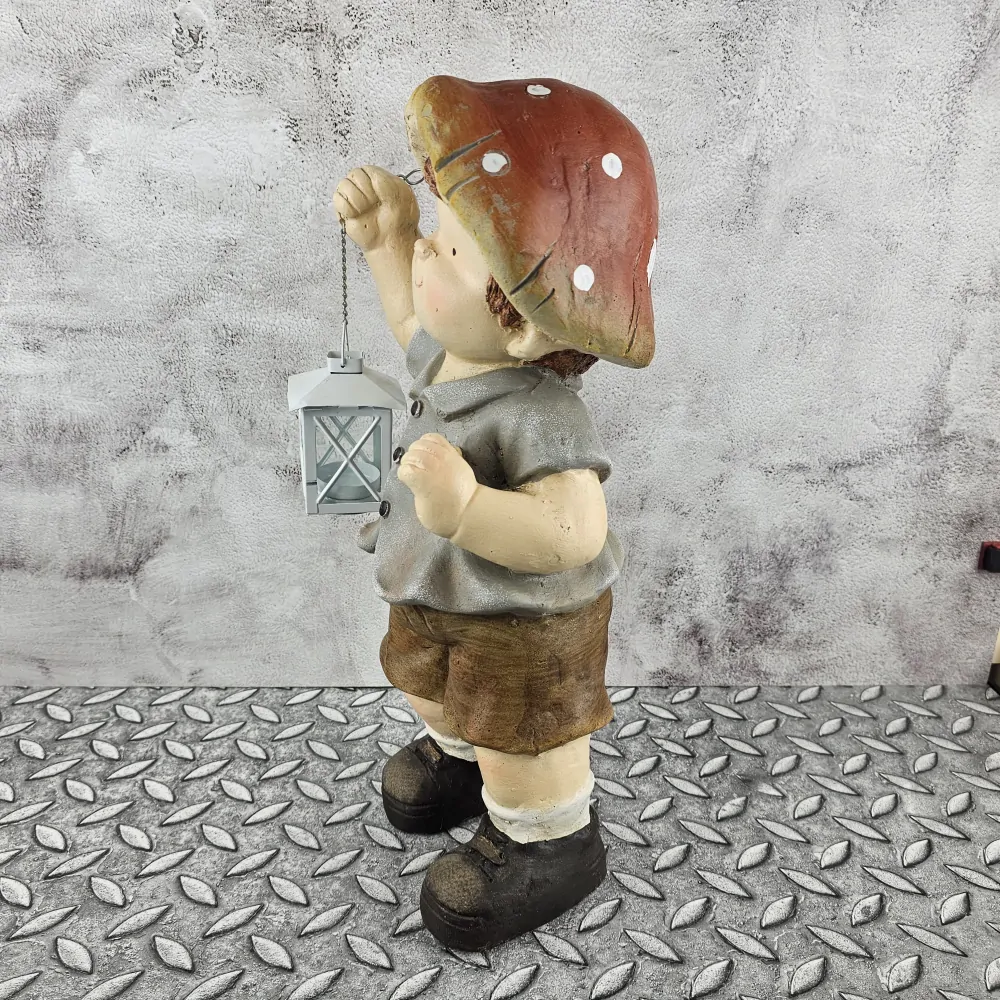 Figurka dítěte s houbovým kloboučkem a lucerničkou- kluk, 45 cm