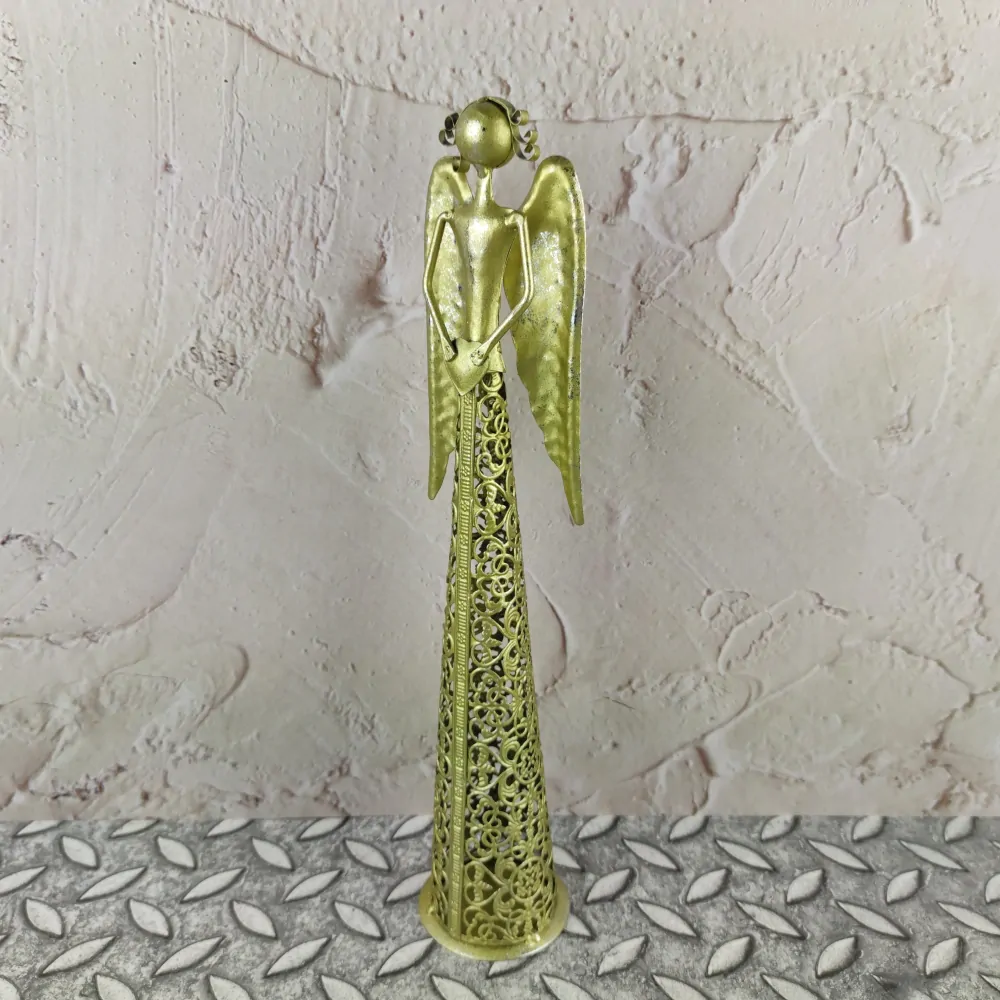 Plechový anděl se srdcem dole- zlatý s patinou, 39 cm