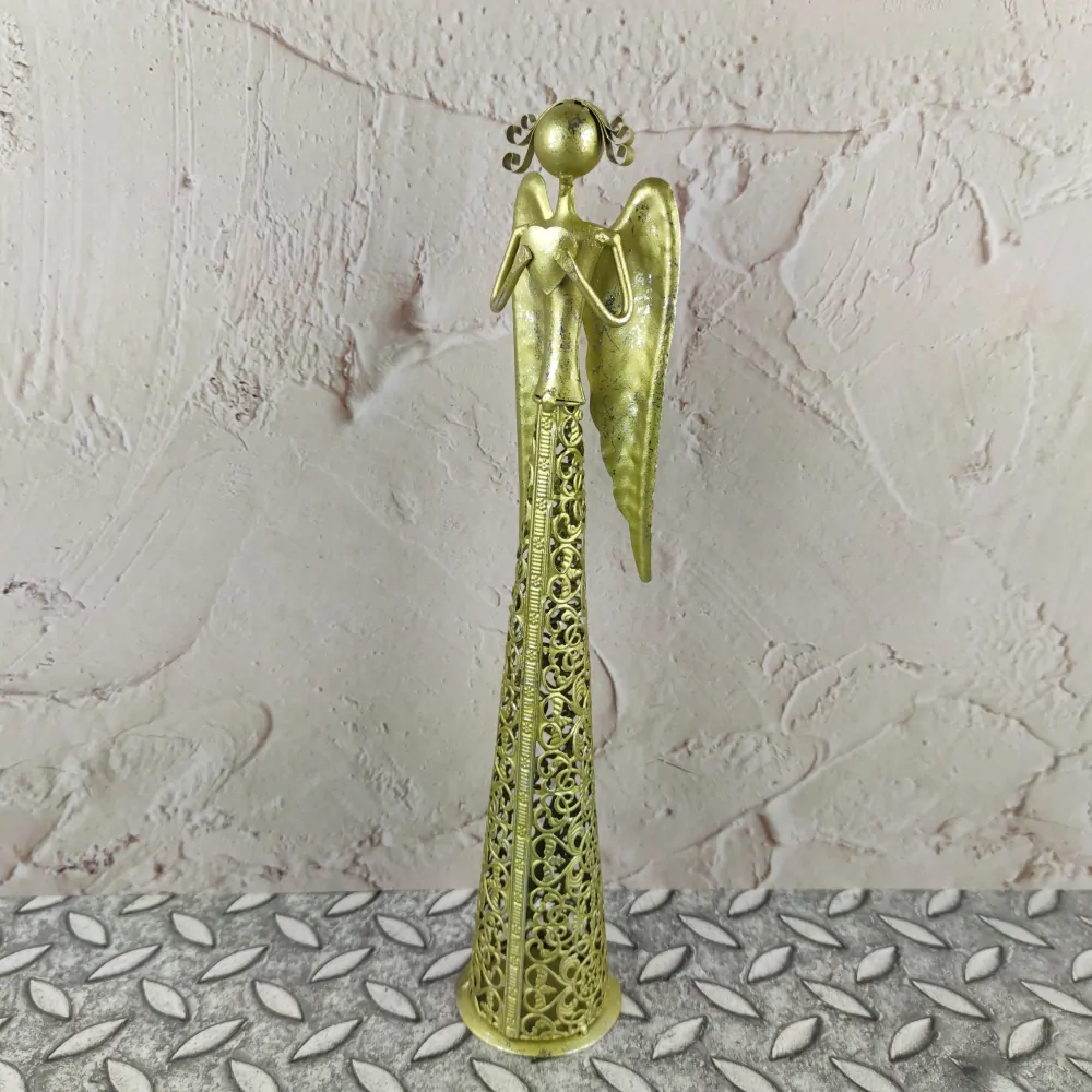 Plechový anděl se srdcem nahoře- zlatý s patinou, 39 cm