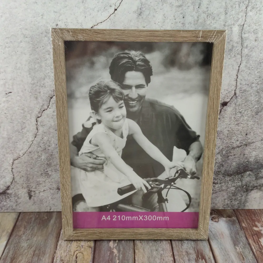 Dřevěný rámeček na fotografii- 32x23 cm