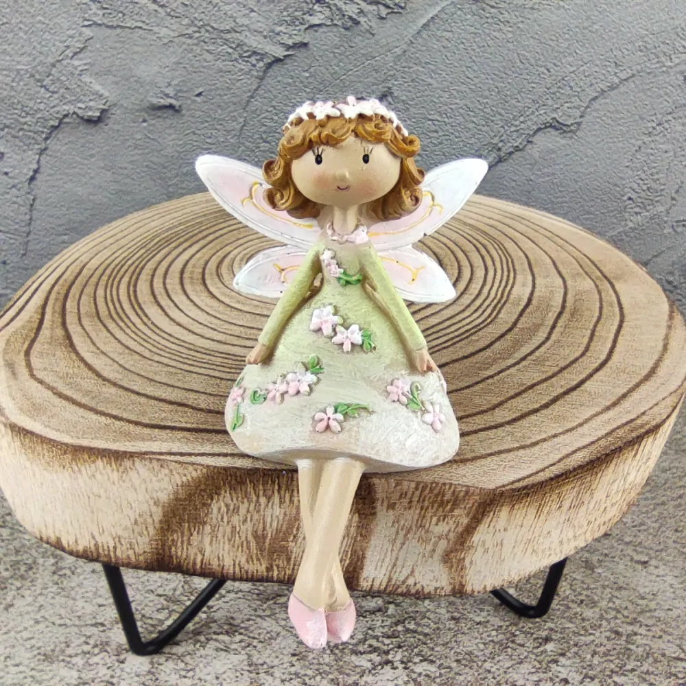 Sedící květinová víla v zelených šatech- 11 cm