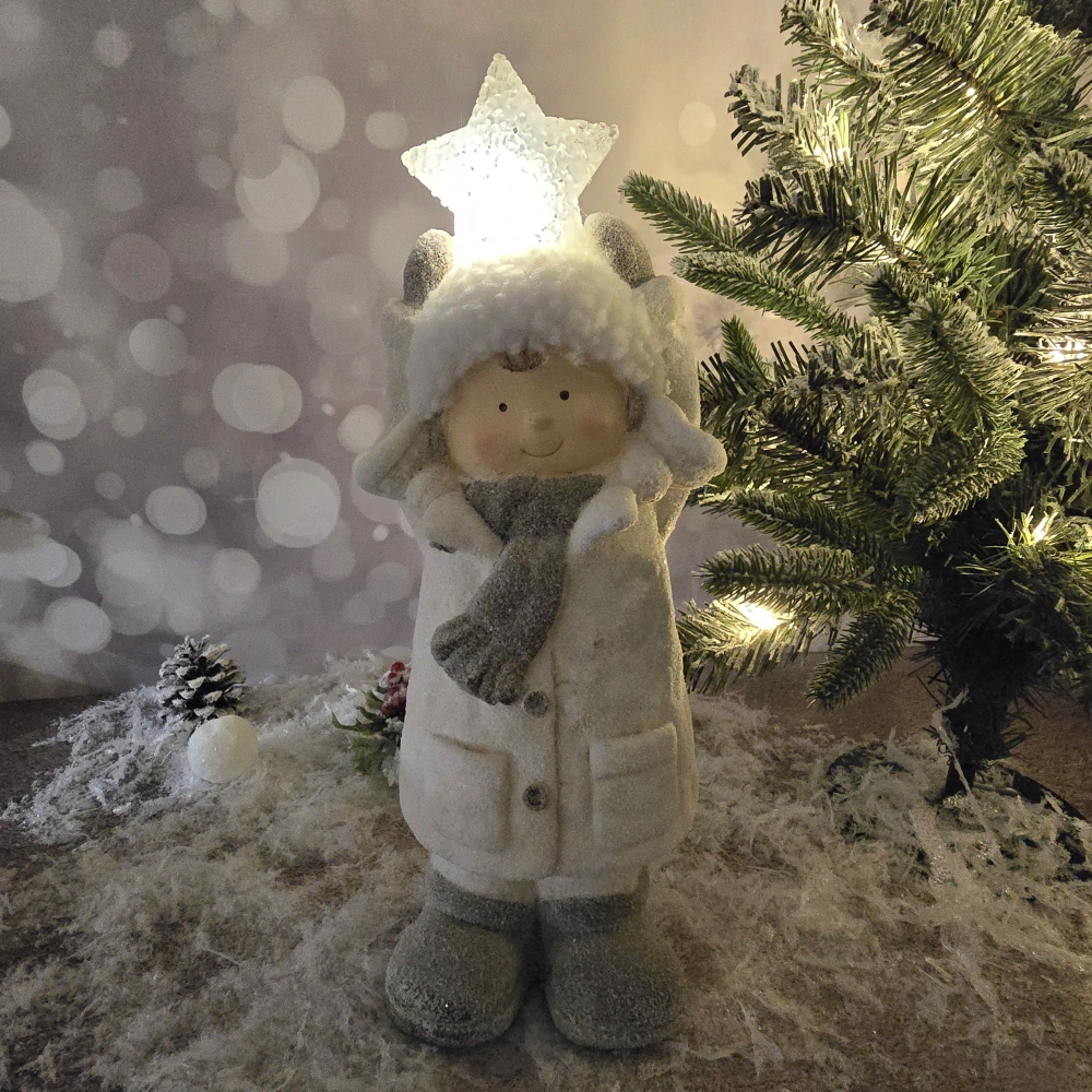 Figurka zimního dítěte s LED hvězdou- 38 cm