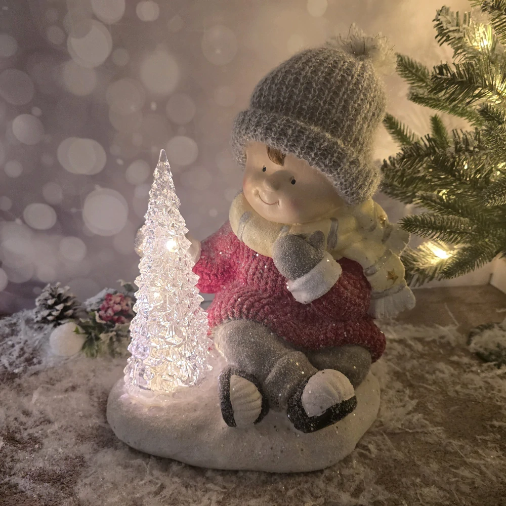 Figurka sedícího zimního chlapečka s LED svítícím stromečkem- 37 cm