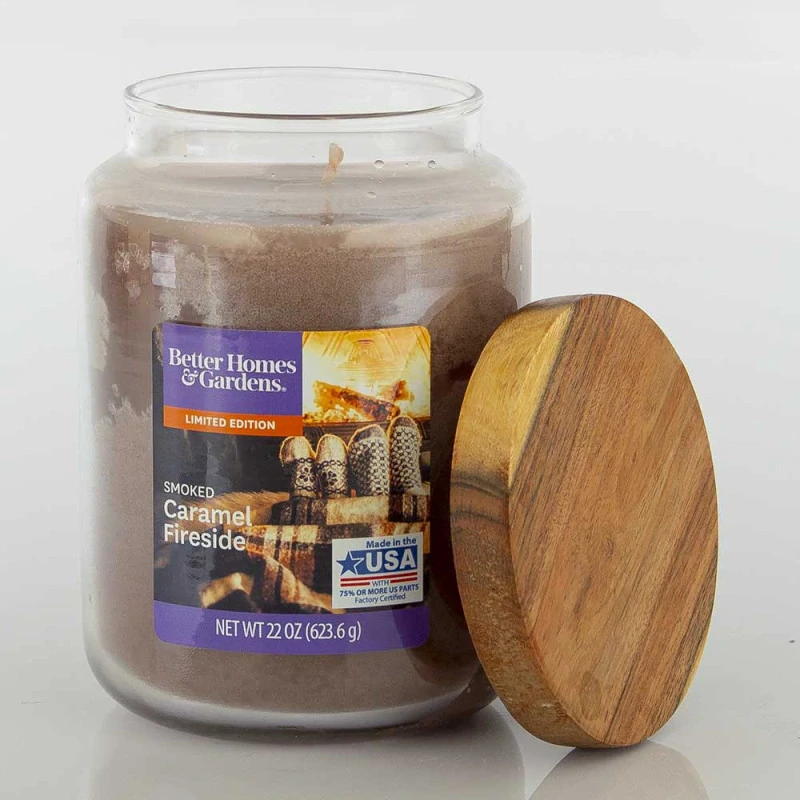 Vonná svíčka Better Homes & Gardens- Smoked Caramel Fireside- 623 g
