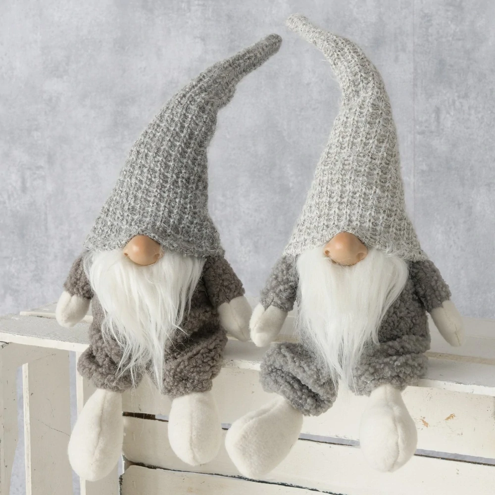 Vánoční figurka- sedící plyšový skřítek ve světle šedé čepici- 44 cm