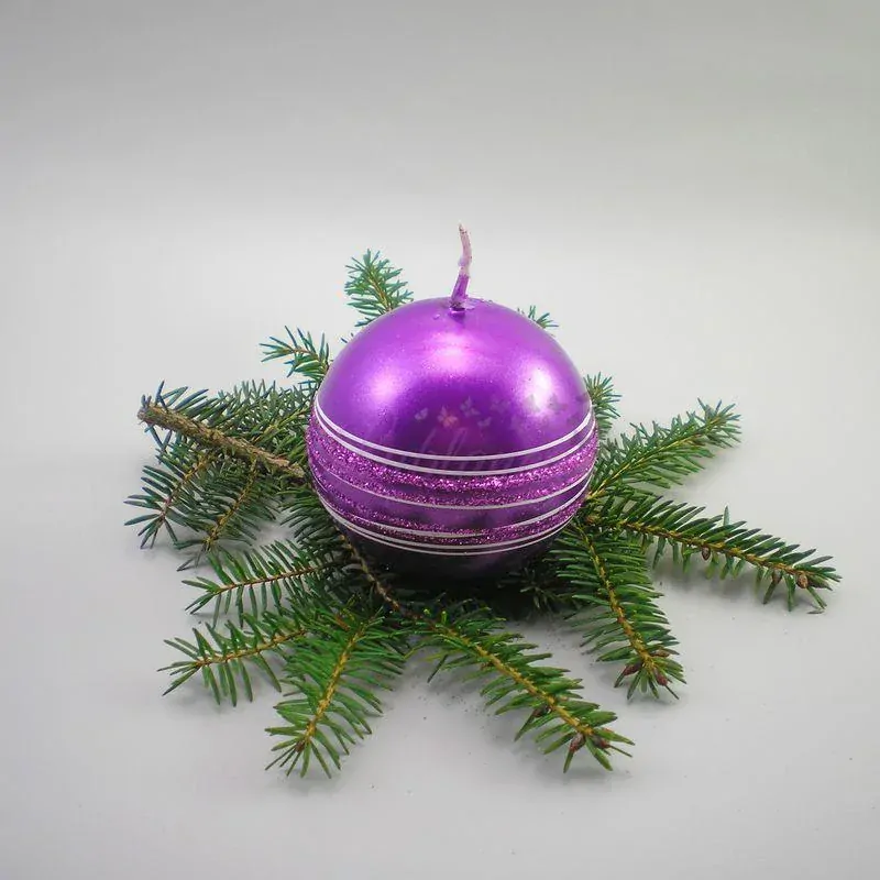 Svíčka koule s pruhy- fialová, 6 cm