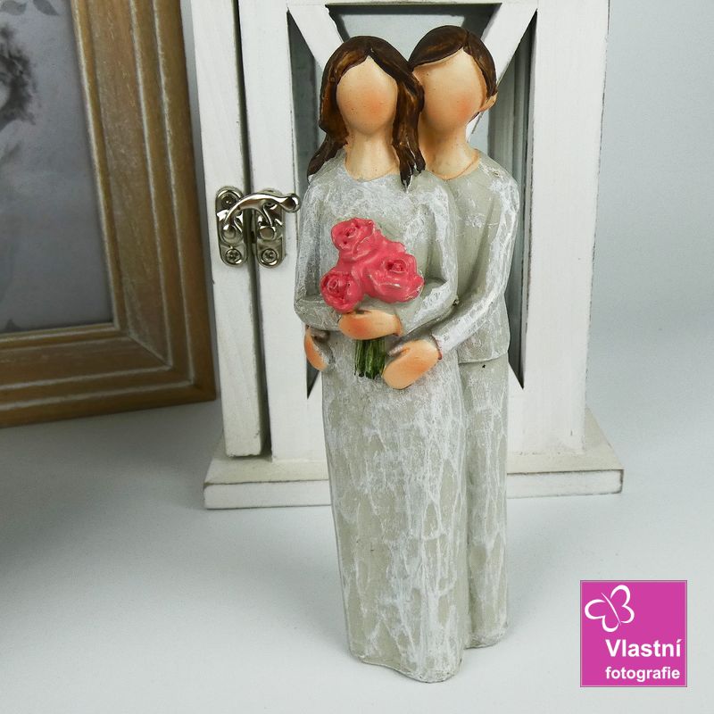 Figurka zamilovaný pár- žena držící květiny 14 cm