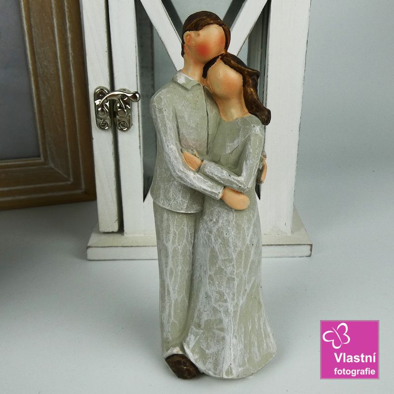 Figurka zamilovaný pár- objetí 14 cm