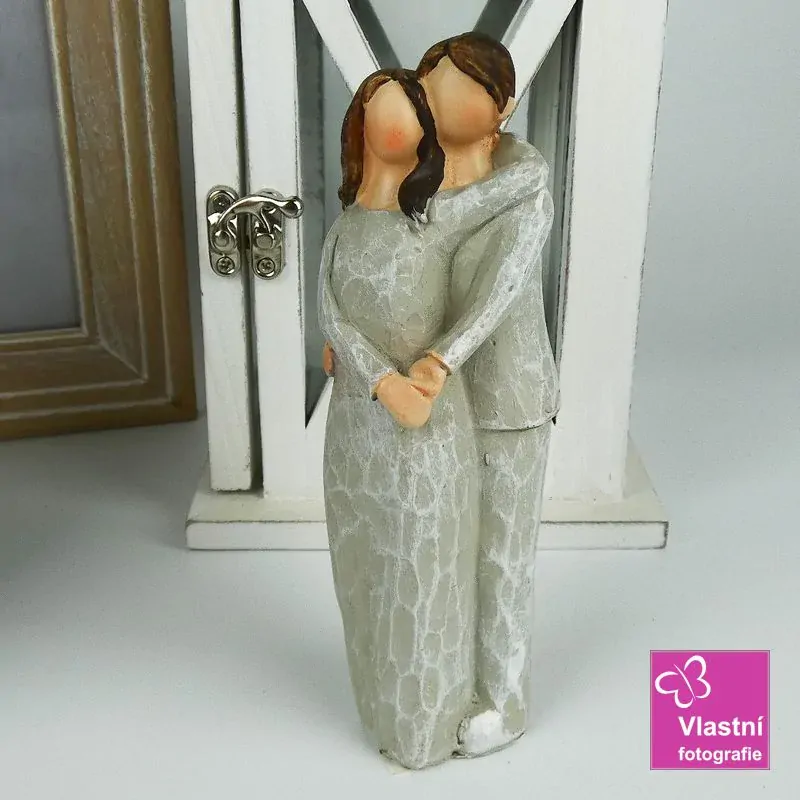 Figurka zamilovaný pár- muž objímající ženu 14 cm