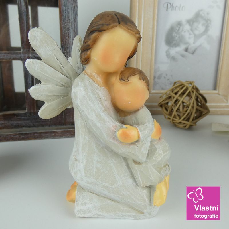Figurka- klečící andílek s děťátkem 12 cm