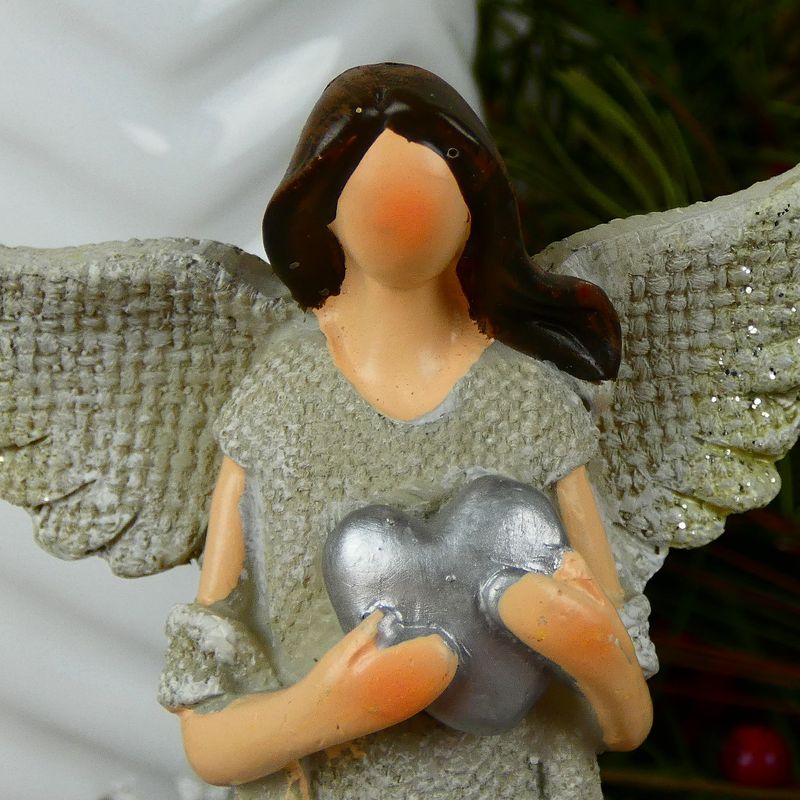 Béžová andělka se srdcem 14,5 cm