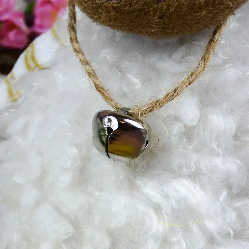 Jarní plyšová dekorace- ovečka s rolničkou, 20 cm