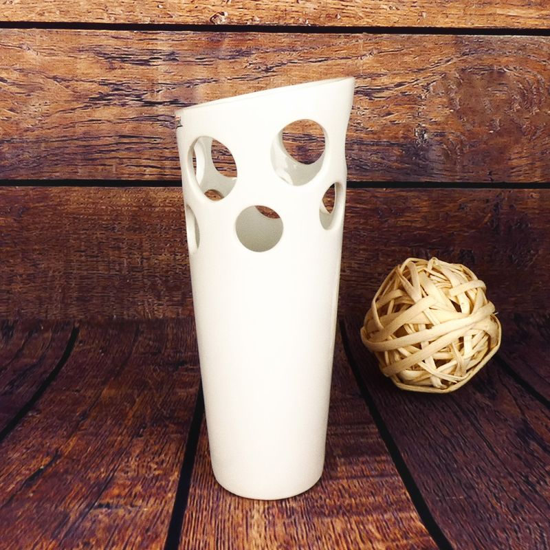 Bílá porcelánová váza s kruhovými výřezy- 24 cm