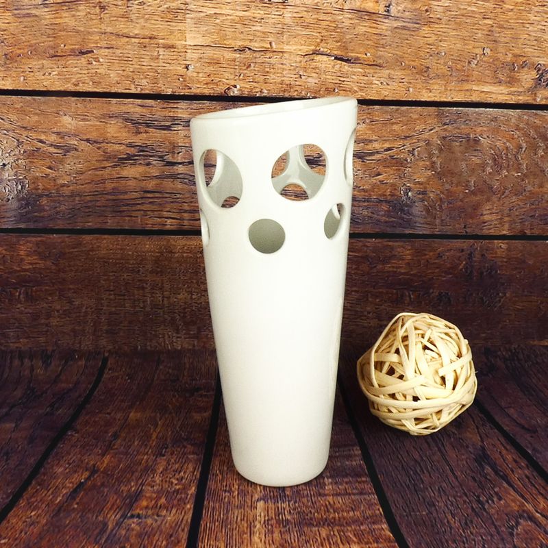 Bílá porcelánová váza s kruhovými výřezy- 29 cm