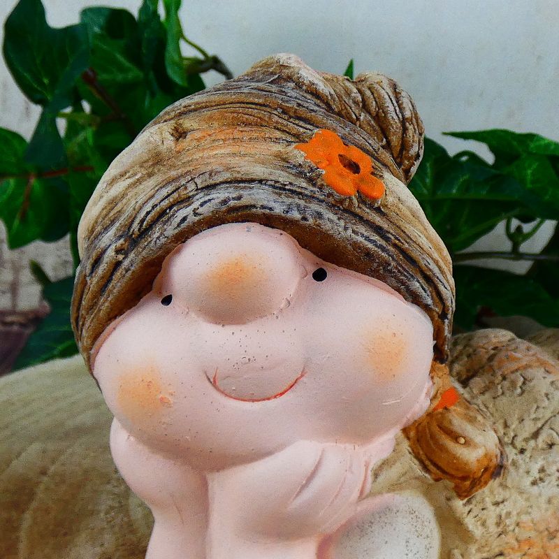 Figurka- ležící holka s čepicí, 17 cm
