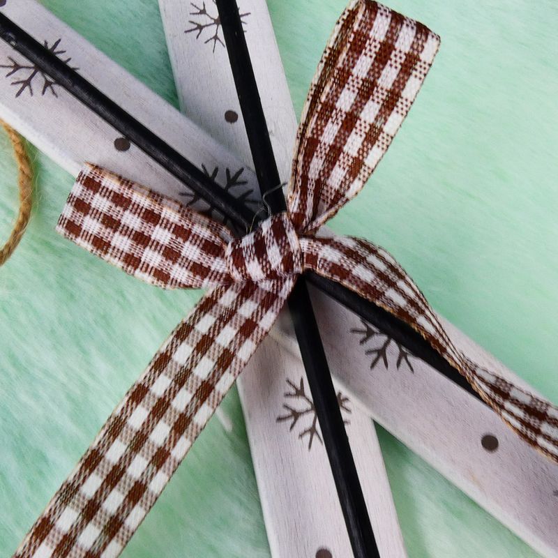 Závěsná vánoční dekorace- dřevěné lyže bílé 15 cm