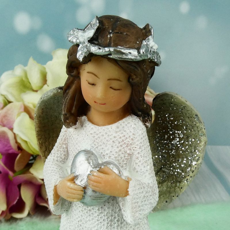 Andílek s věnečkem držící srdíčko- figurka 14 cm