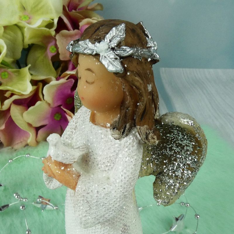 Andílek s věnečkem držící holubičku- figurka 14 cm