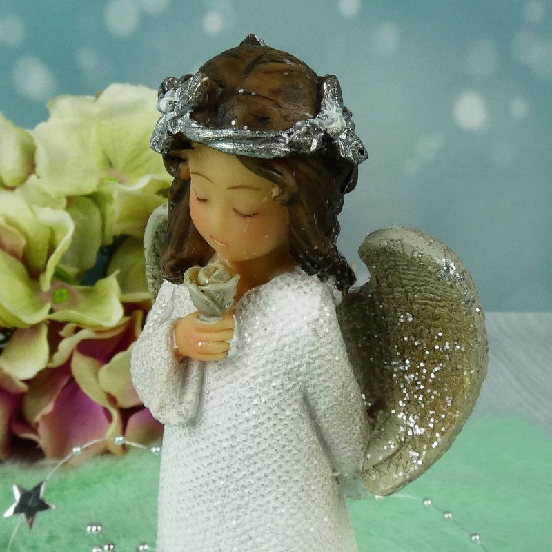 Andílek s věnečkem držící růžičku- figurka 14 cm