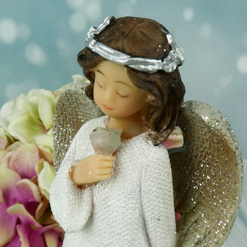 Andílek s věnečkem držící růžičku- figurka 19 cm