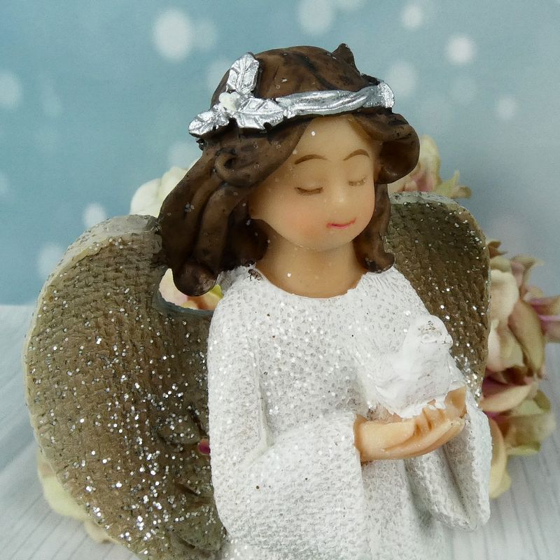 Anděl s věnečkem držící holubičku- figurka 19 cm