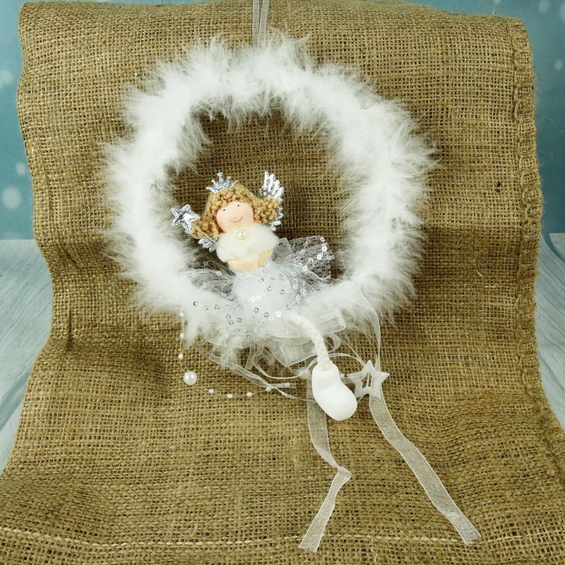 Závěsný bílý peříčkový věneček s andílkem- průměr 18 cm