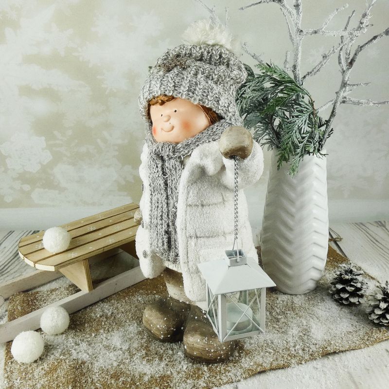 Vánoční figurka dítěte- velká holka v bílém zasněženém kabátku s lucernou, 42 cm